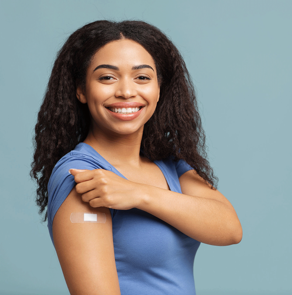 Femme vaccinée souriante